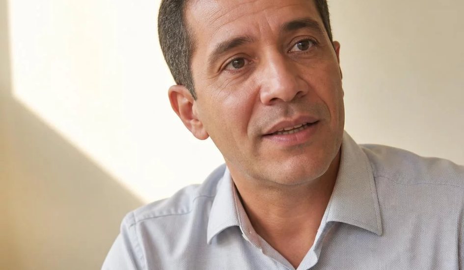 Pessoa de braço levantado pedindo a vez enquanto a rodada corre